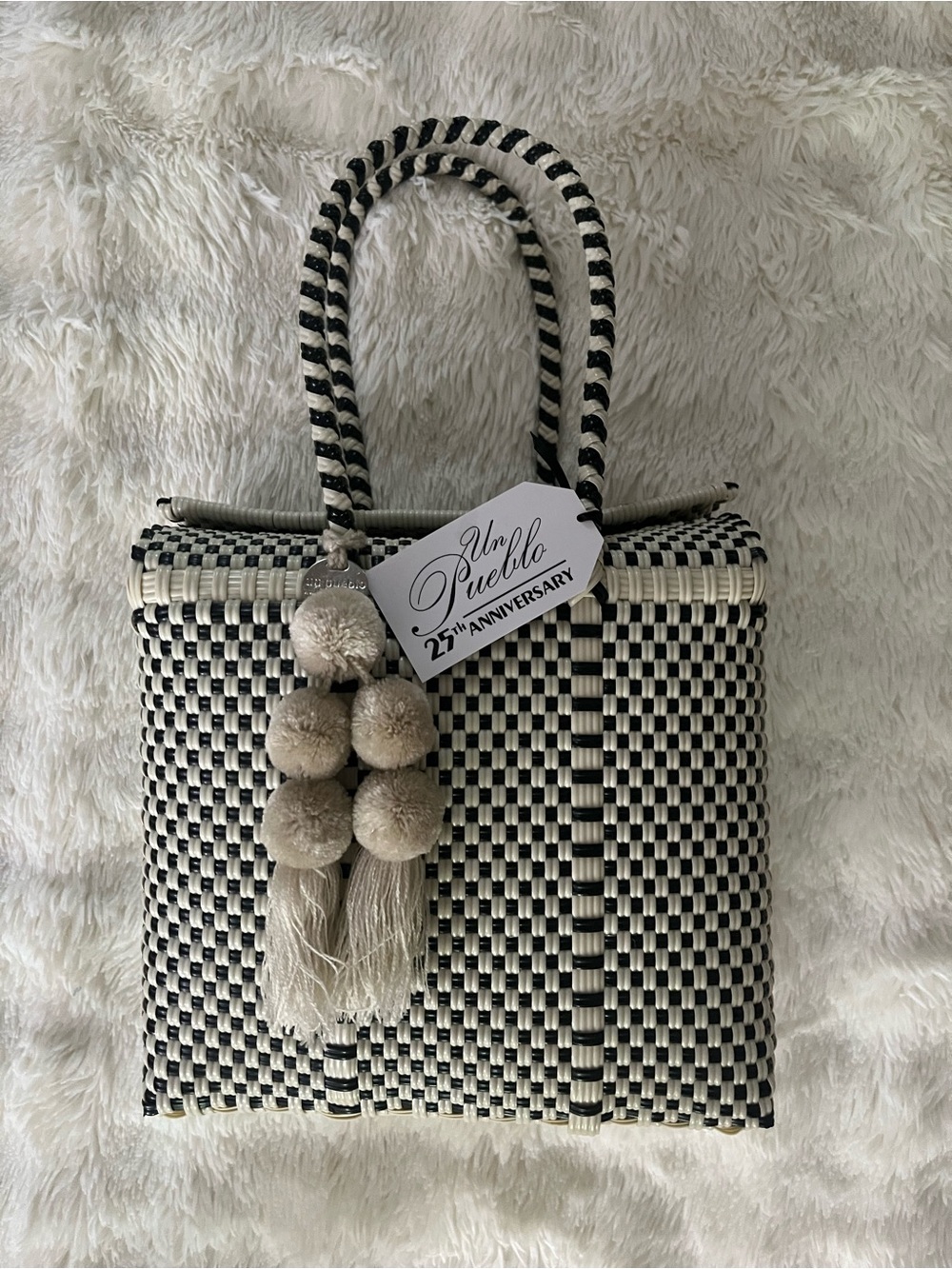 Un Pueblo black and white woven tote with pompom accessory, NWT
